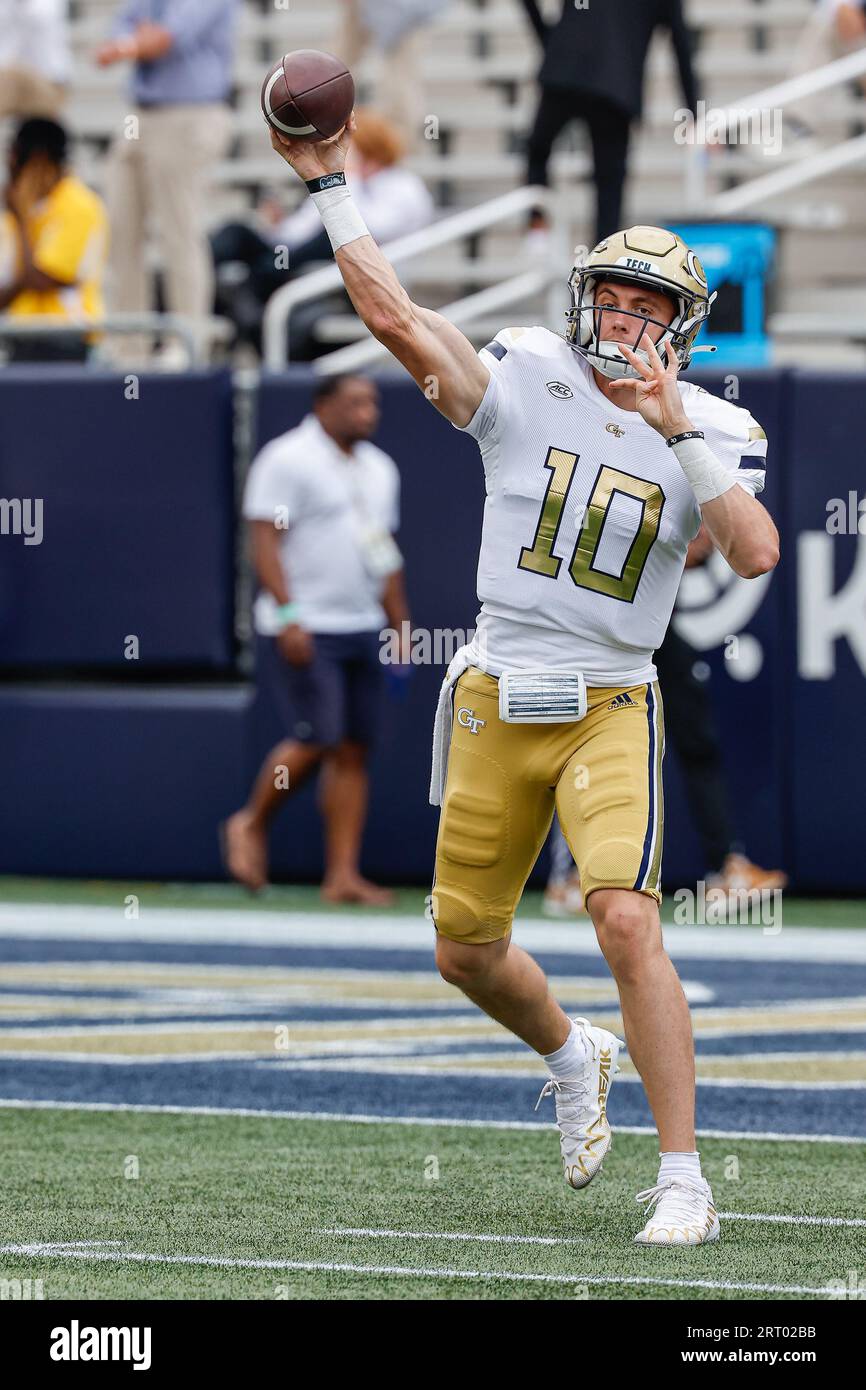 Atlanta, Georgia. September 2023. Georgia Tech's Haynes King (10) erwärmt sich vor dem NCAA-Fußballspiel mit den Georgia Tech Yellow Jackets und den South Carolina State Bulldogs, das im Bobby Dodd Stadium auf dem Campus der Georgia Tech in Atlanta, Georgia, gespielt wird. Cecil Copeland/CSM/Alamy Live News Stockfoto