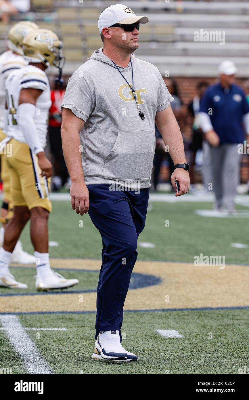 Atlanta, Georgia. September 2023. Der Cheftrainer der Georgia Tech, Brent Key, spielte vor dem NCAA-Fußballspiel mit den Georgia Tech Yellow Jackets und den South Carolina State Bulldogs im Bobby Dodd Stadium auf dem Campus der Georgia Tech in Atlanta, Georgia. Cecil Copeland/CSM/Alamy Live News Stockfoto