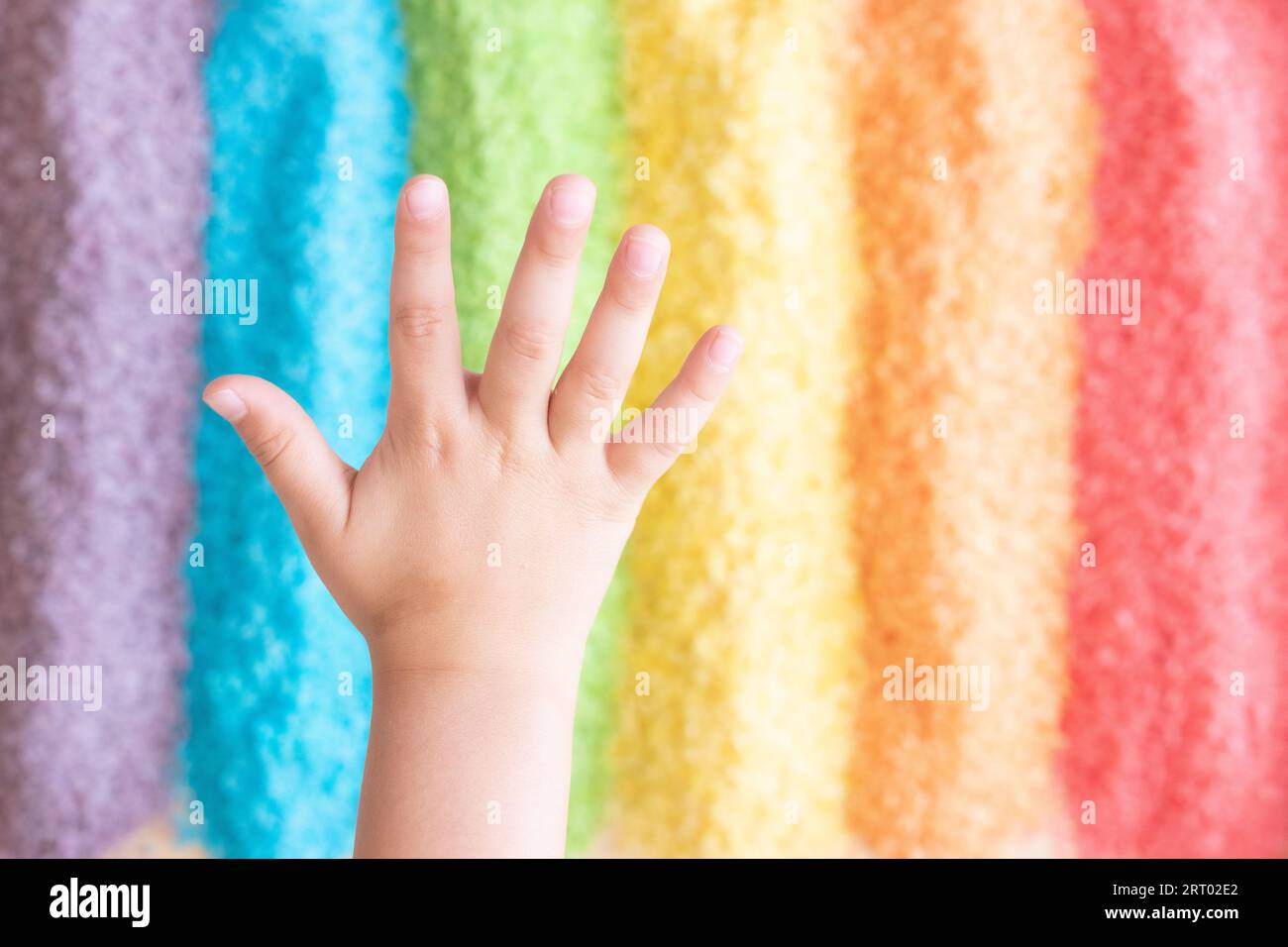 Kinderhände in einem sinnlichen Reisbehälter Stockfoto
