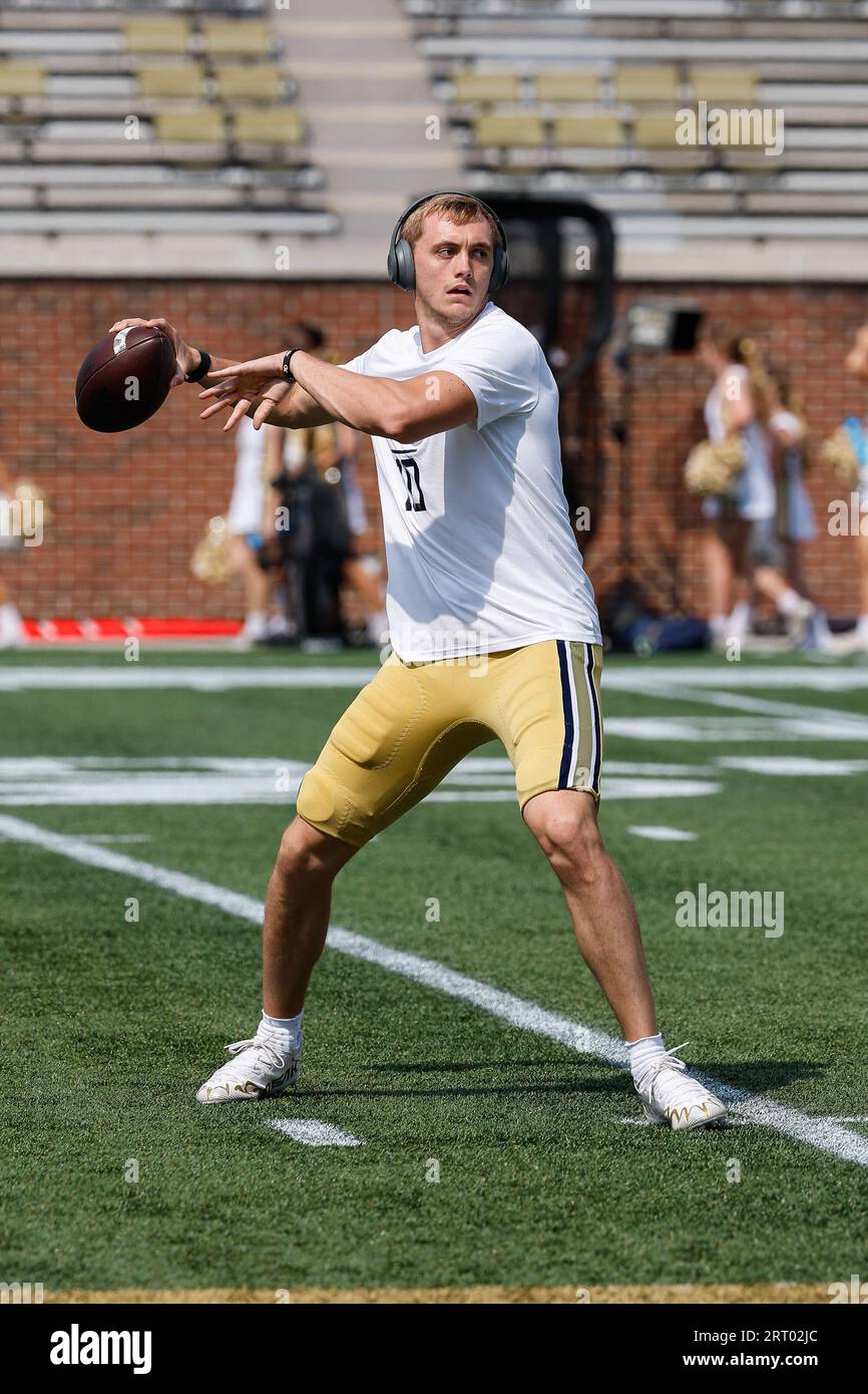 Atlanta, Georgia. September 2023. Georgia Tech's Haynes King (10) erwärmt sich vor dem NCAA-Fußballspiel mit den Georgia Tech Yellow Jackets und den South Carolina State Bulldogs, das im Bobby Dodd Stadium auf dem Campus der Georgia Tech in Atlanta, Georgia, gespielt wird. Cecil Copeland/CSM/Alamy Live News Stockfoto