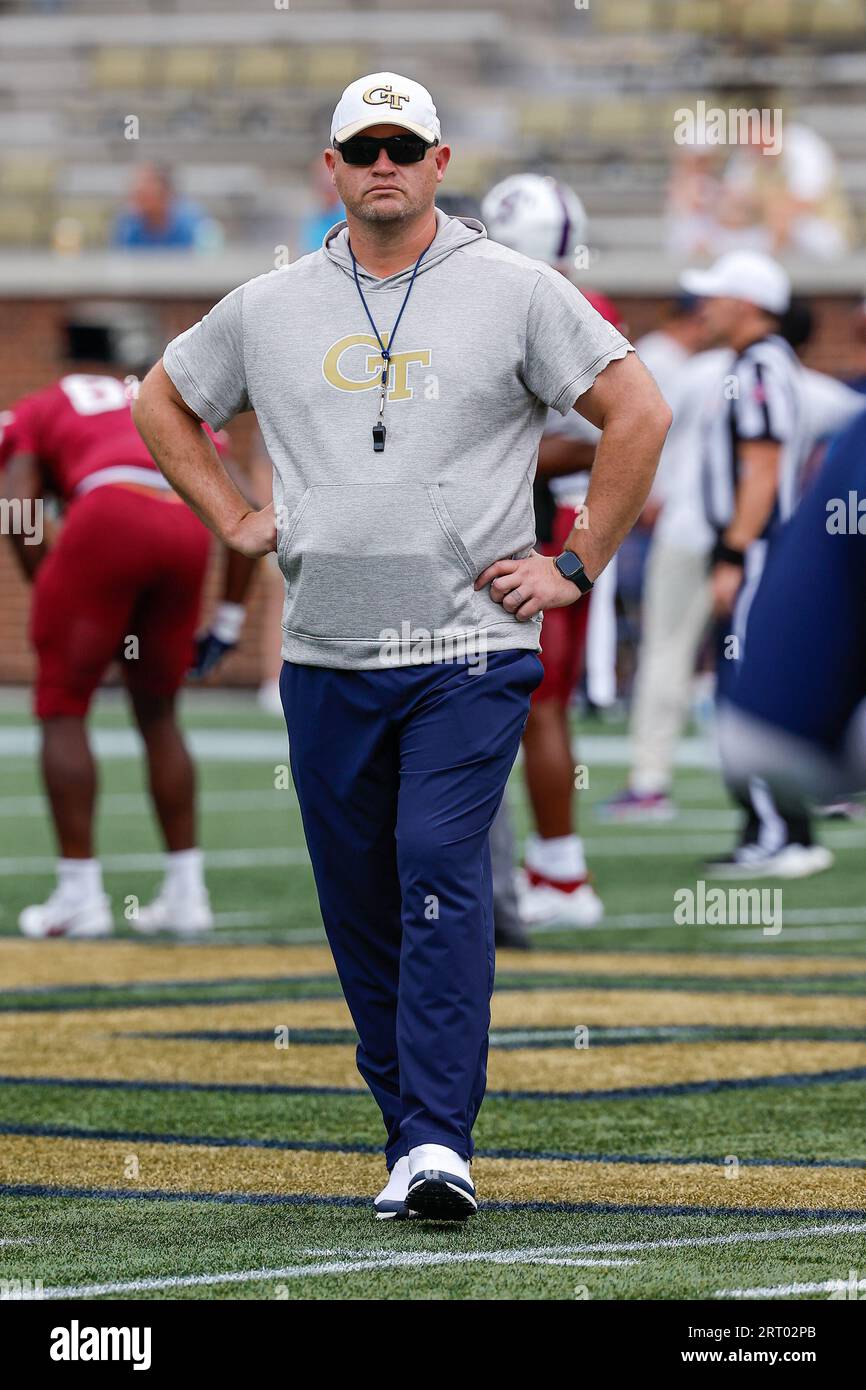 Atlanta, Georgia. September 2023. Der Cheftrainer der Georgia Tech, Brent Key, spielte vor dem NCAA-Fußballspiel mit den Georgia Tech Yellow Jackets und den South Carolina State Bulldogs im Bobby Dodd Stadium auf dem Campus der Georgia Tech in Atlanta, Georgia. Cecil Copeland/CSM/Alamy Live News Stockfoto