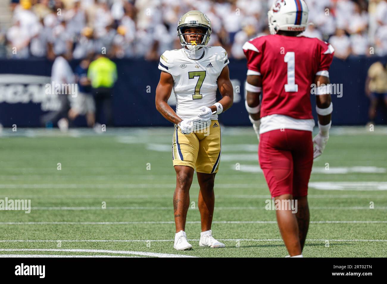 Atlanta, Georgia. September 2023. Georgia Tech's Chase Lane (7) in Aktion während des NCAA-Fußballspiels mit den Georgia Tech Yellow Jackets und den South Carolina State Bulldogs, gespielt im Bobby Dodd Stadium auf dem Campus der Georgia Tech in Atlanta, Georgia. Cecil Copeland/CSM/Alamy Live News Stockfoto