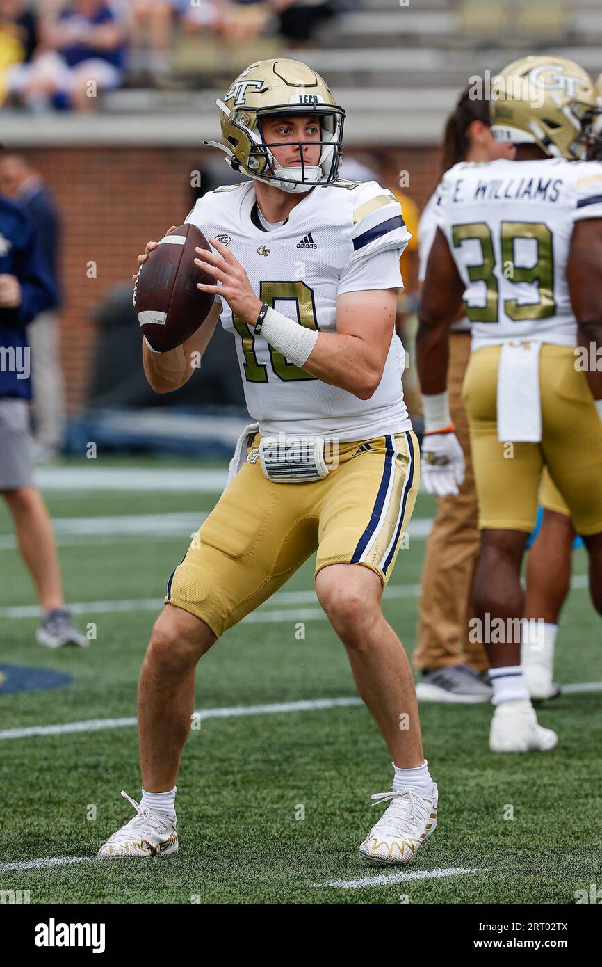 Atlanta, Georgia. September 2023. Georgia Tech's Haynes King (10) erwärmt sich vor dem NCAA-Fußballspiel mit den Georgia Tech Yellow Jackets und den South Carolina State Bulldogs, das im Bobby Dodd Stadium auf dem Campus der Georgia Tech in Atlanta, Georgia, gespielt wird. Cecil Copeland/CSM/Alamy Live News Stockfoto