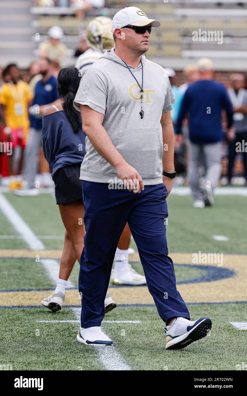 Atlanta, Georgia. September 2023. Der Cheftrainer der Georgia Tech, Brent Key, spielte vor dem NCAA-Fußballspiel mit den Georgia Tech Yellow Jackets und den South Carolina State Bulldogs im Bobby Dodd Stadium auf dem Campus der Georgia Tech in Atlanta, Georgia. Cecil Copeland/CSM/Alamy Live News Stockfoto