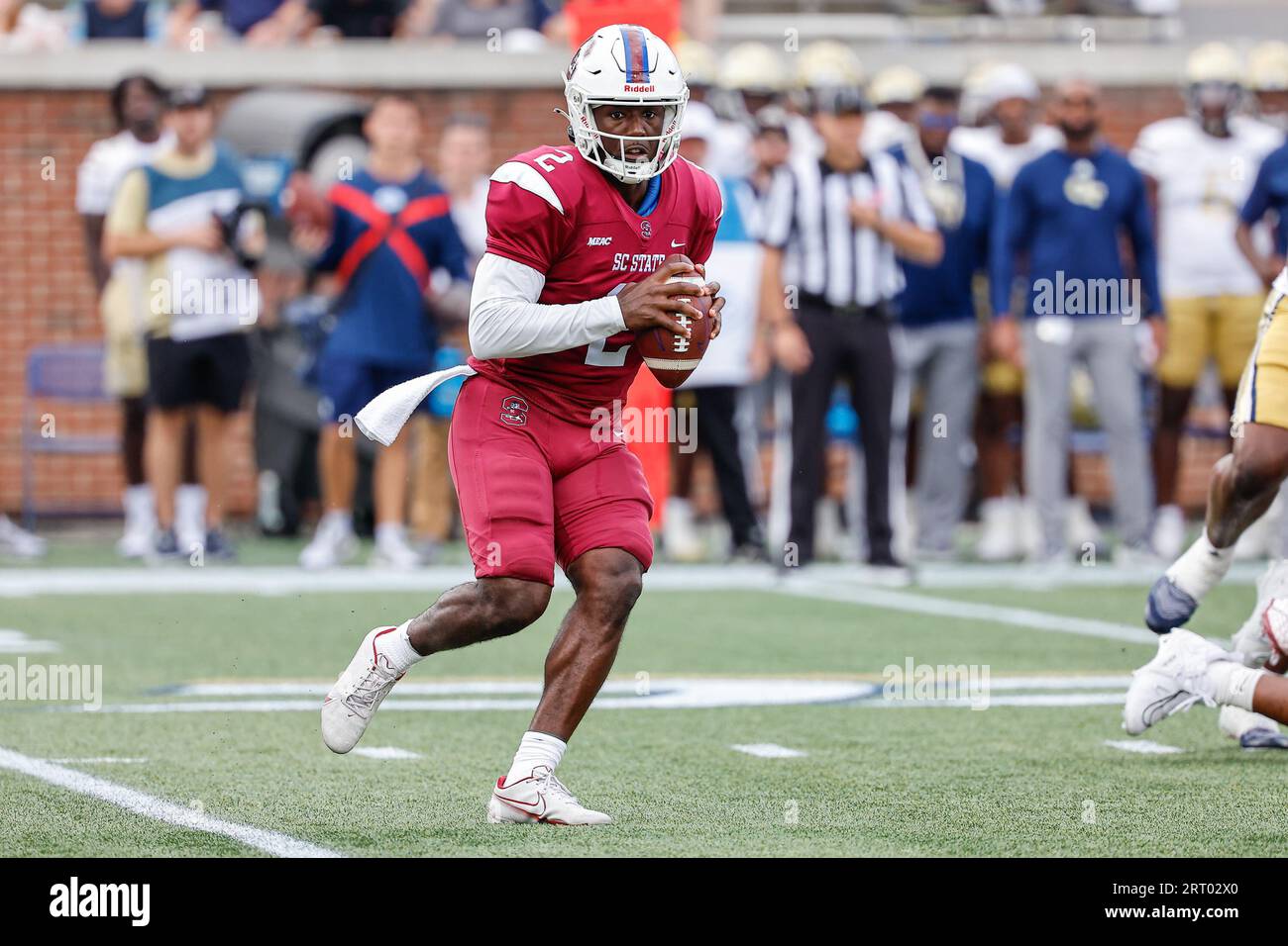 9. September 2023: Corey Fields Jr. (2) im Bundesstaat South Carolina spielt während des NCAA-Fußballspiels mit den Georgia Tech Yellow Jackets und den South Carolina State Bulldogs im Bobby Dodd Stadium auf dem Campus der Georgia Tech in Atlanta, Georgia. Cecil Copeland/CSM Stockfoto