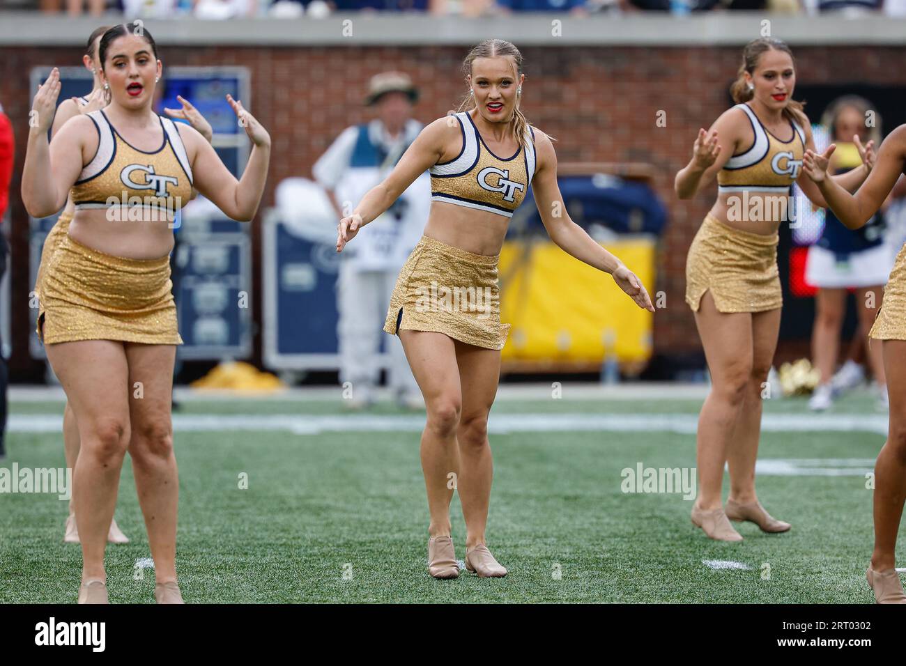 Atlanta, Georgia. September 2023. Szenen aus dem NCAA-Fußballspiel mit den Georgia Tech Yellow Jackets und den South Carolina State Bulldogs, gespielt im Bobby Dodd Stadium auf dem Campus der Georgia Tech in Atlanta, Georgia. Cecil Copeland/CSM/Alamy Live News Stockfoto
