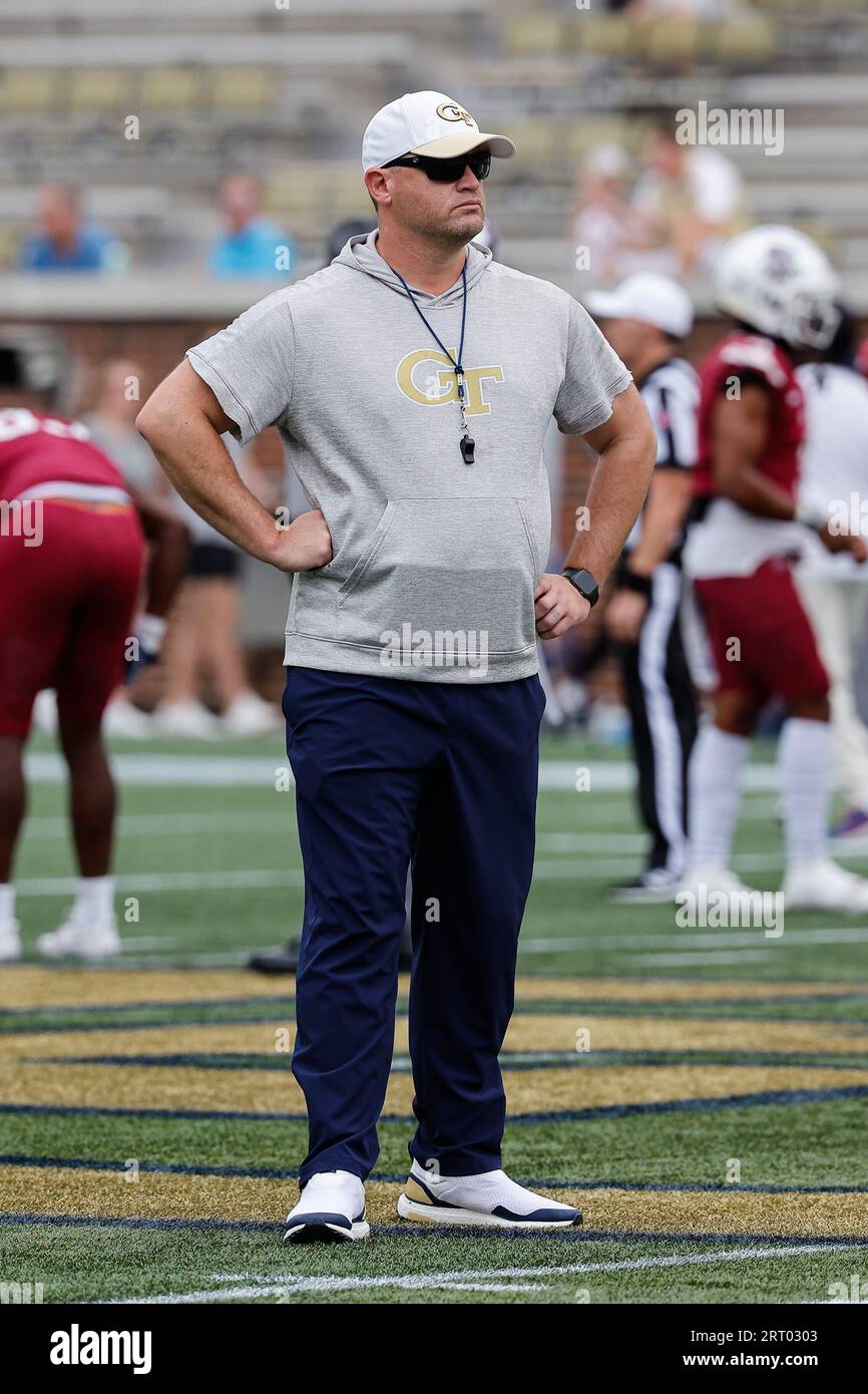 Atlanta, Georgia. September 2023. Der Cheftrainer der Georgia Tech, Brent Key, spielte vor dem NCAA-Fußballspiel mit den Georgia Tech Yellow Jackets und den South Carolina State Bulldogs im Bobby Dodd Stadium auf dem Campus der Georgia Tech in Atlanta, Georgia. Cecil Copeland/CSM/Alamy Live News Stockfoto
