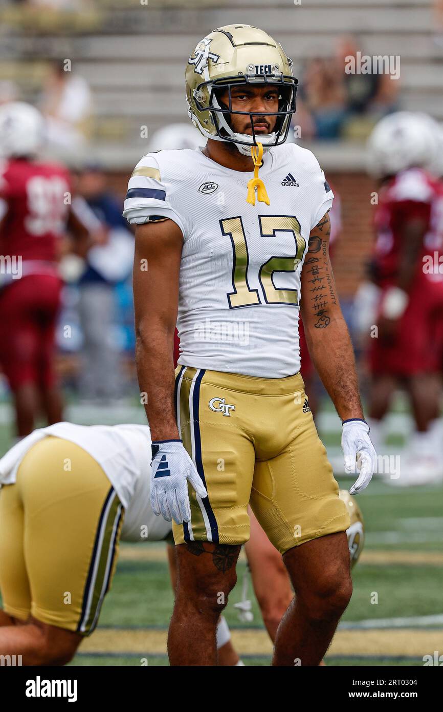 Atlanta, Georgia. September 2023. Dominick Blaylock (12) von Georgia Tech erwärmt sich vor dem NCAA-Fußballspiel mit den Georgia Tech Yellow Jackets und den South Carolina State Bulldogs, das im Bobby Dodd Stadium auf dem Campus der Georgia Tech in Atlanta, Georgia, gespielt wird. Cecil Copeland/CSM/Alamy Live News Stockfoto