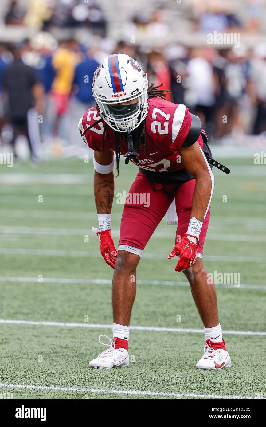 Atlanta, Georgia. September 2023. Patrick Anderson (27) aus South Carolina erwärmt sich vor dem NCAA-Fußballspiel mit den Georgia Tech Yellow Jackets und den South Carolina State Bulldogs, das im Bobby Dodd Stadium auf dem Campus der Georgia Tech in Atlanta, Georgia, gespielt wird. Cecil Copeland/CSM/Alamy Live News Stockfoto