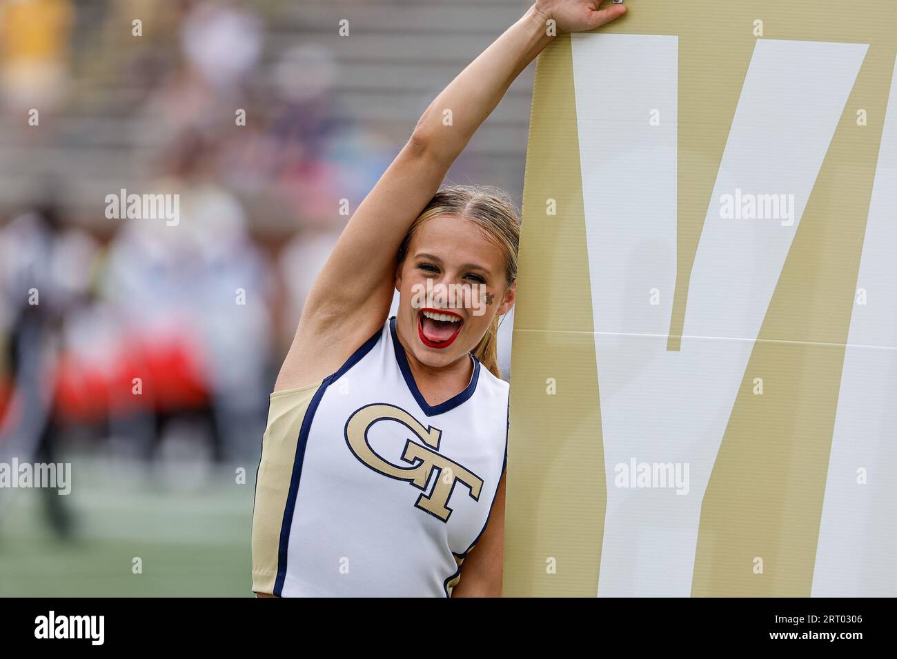Atlanta, Georgia. September 2023. Szenen aus dem NCAA-Fußballspiel mit den Georgia Tech Yellow Jackets und den South Carolina State Bulldogs, gespielt im Bobby Dodd Stadium auf dem Campus der Georgia Tech in Atlanta, Georgia. Cecil Copeland/CSM/Alamy Live News Stockfoto