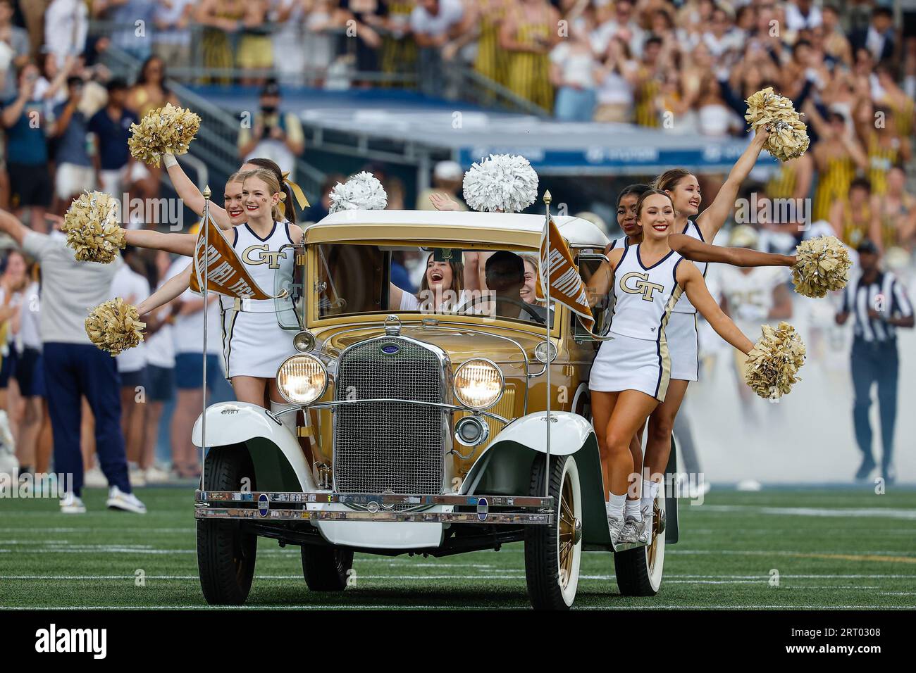 Atlanta, Georgia. September 2023. Das legendäre Georgia Tech Ramblin' Wrack führt die Yellow Jackets zum NCAA-Fußballspiel mit Georgia Tech und den South Carolina State Bulldogs, das im Bobby Dodd Stadium auf dem Campus der Georgia Tech in Atlanta, Georgia, gespielt wird. Cecil Copeland/CSM/Alamy Live News Stockfoto