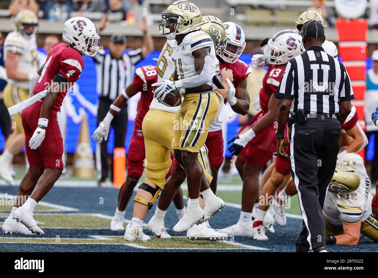 Atlanta, Georgia. September 2023. Georgia Tech's Jamal Haynes (11) punktet bei diesem Lauf während des NCAA-Fußballspiels mit den Georgia Tech Yellow Jackets und den South Carolina State Bulldogs, die im Bobby Dodd Stadium auf dem Campus von Georgia Tech in Atlanta, Georgia, gespielt wurden. Cecil Copeland/CSM/Alamy Live News Stockfoto