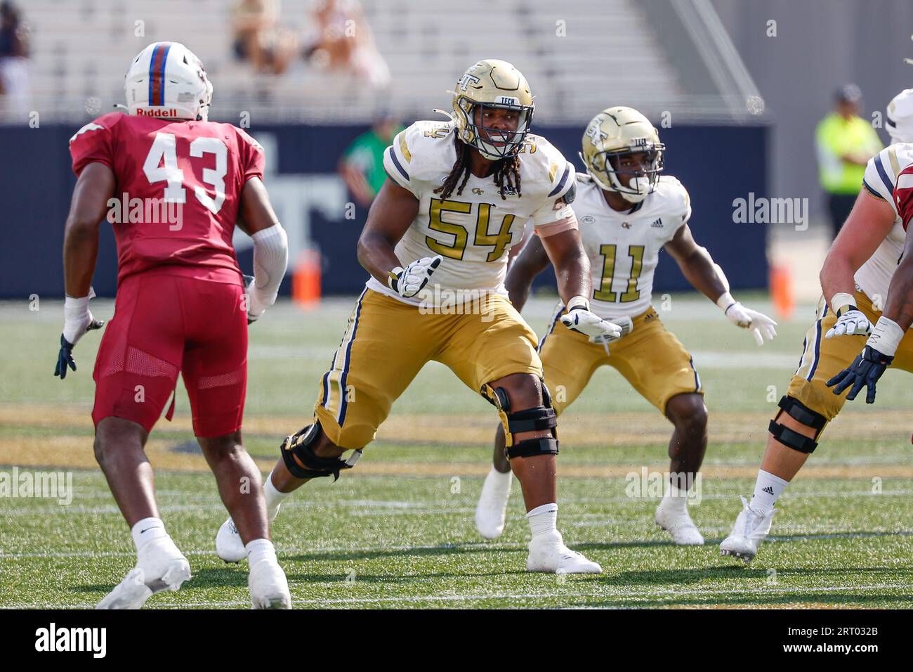 Atlanta, Georgia. September 2023. Jordan Williams (54) von Georgia Tech bietet Schutz beim NCAA-Fußballspiel mit den Georgia Tech Yellow Jackets und den South Carolina State Bulldogs, das im Bobby Dodd Stadium auf dem Campus der Georgia Tech in Atlanta, Georgia, ausgetragen wird. Cecil Copeland/CSM/Alamy Live News Stockfoto
