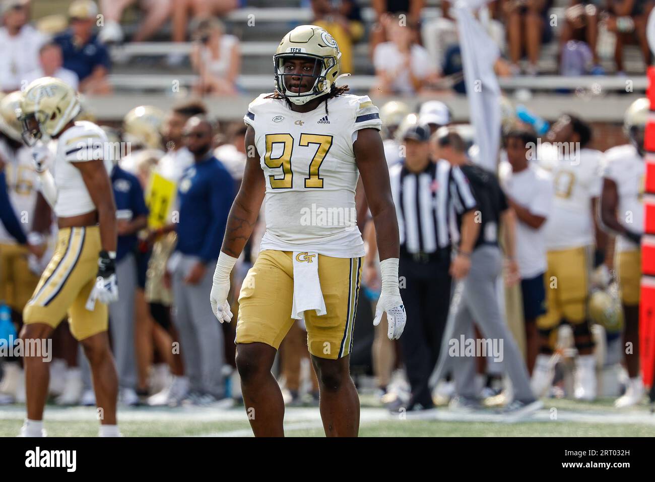 Atlanta, Georgia. September 2023. Georgia Tech's Eddie Kelly (97) in Aktion während des NCAA-Fußballspiels mit den Georgia Tech Yellow Jackets und den South Carolina State Bulldogs, gespielt im Bobby Dodd Stadium auf dem Campus der Georgia Tech in Atlanta, Georgia. Cecil Copeland/CSM/Alamy Live News Stockfoto