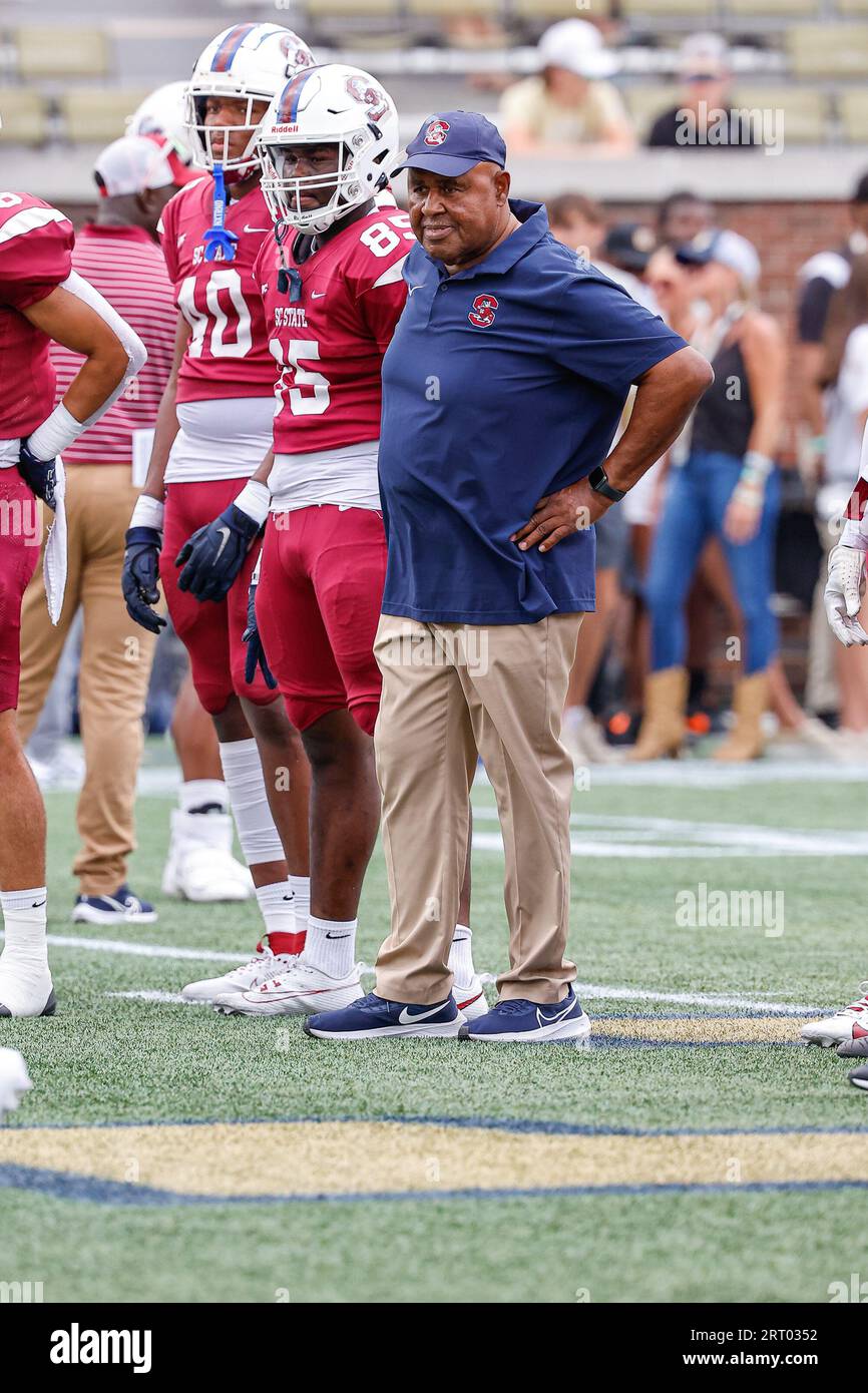 Atlanta, Georgia. September 2023. Vor dem NCAA-Fußballspiel mit den Georgia Tech Yellow Jackets und den South Carolina State Bulldogs spielte Oliver „Buddy“ Pough, Cheftrainer des South Carolina State, im Bobby Dodd Stadium auf dem Campus der Georgia Tech in Atlanta, Georgia. Cecil Copeland/CSM/Alamy Live News Stockfoto