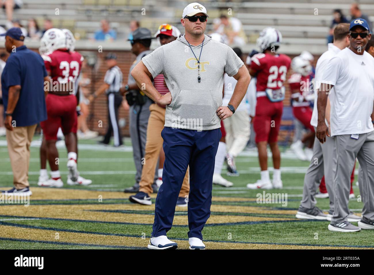 Atlanta, Georgia. September 2023. Der Cheftrainer der Georgia Tech, Brent Key, spielte vor dem NCAA-Fußballspiel mit den Georgia Tech Yellow Jackets und den South Carolina State Bulldogs im Bobby Dodd Stadium auf dem Campus der Georgia Tech in Atlanta, Georgia. Cecil Copeland/CSM/Alamy Live News Stockfoto
