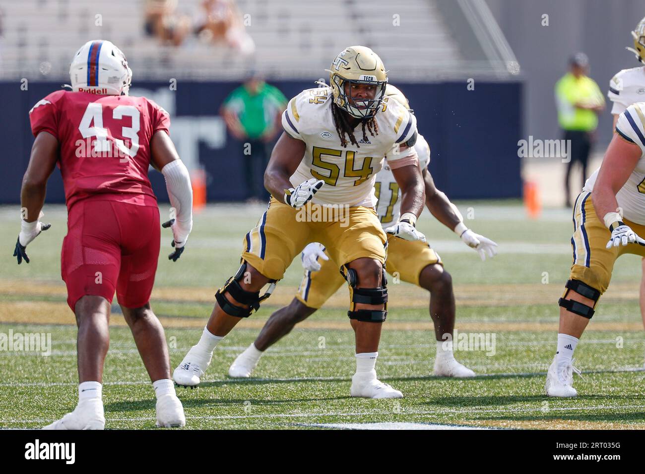 Atlanta, Georgia. September 2023. Jordan Williams (54) von Georgia Tech bietet Schutz beim NCAA-Fußballspiel mit den Georgia Tech Yellow Jackets und den South Carolina State Bulldogs, das im Bobby Dodd Stadium auf dem Campus der Georgia Tech in Atlanta, Georgia, ausgetragen wird. Cecil Copeland/CSM/Alamy Live News Stockfoto