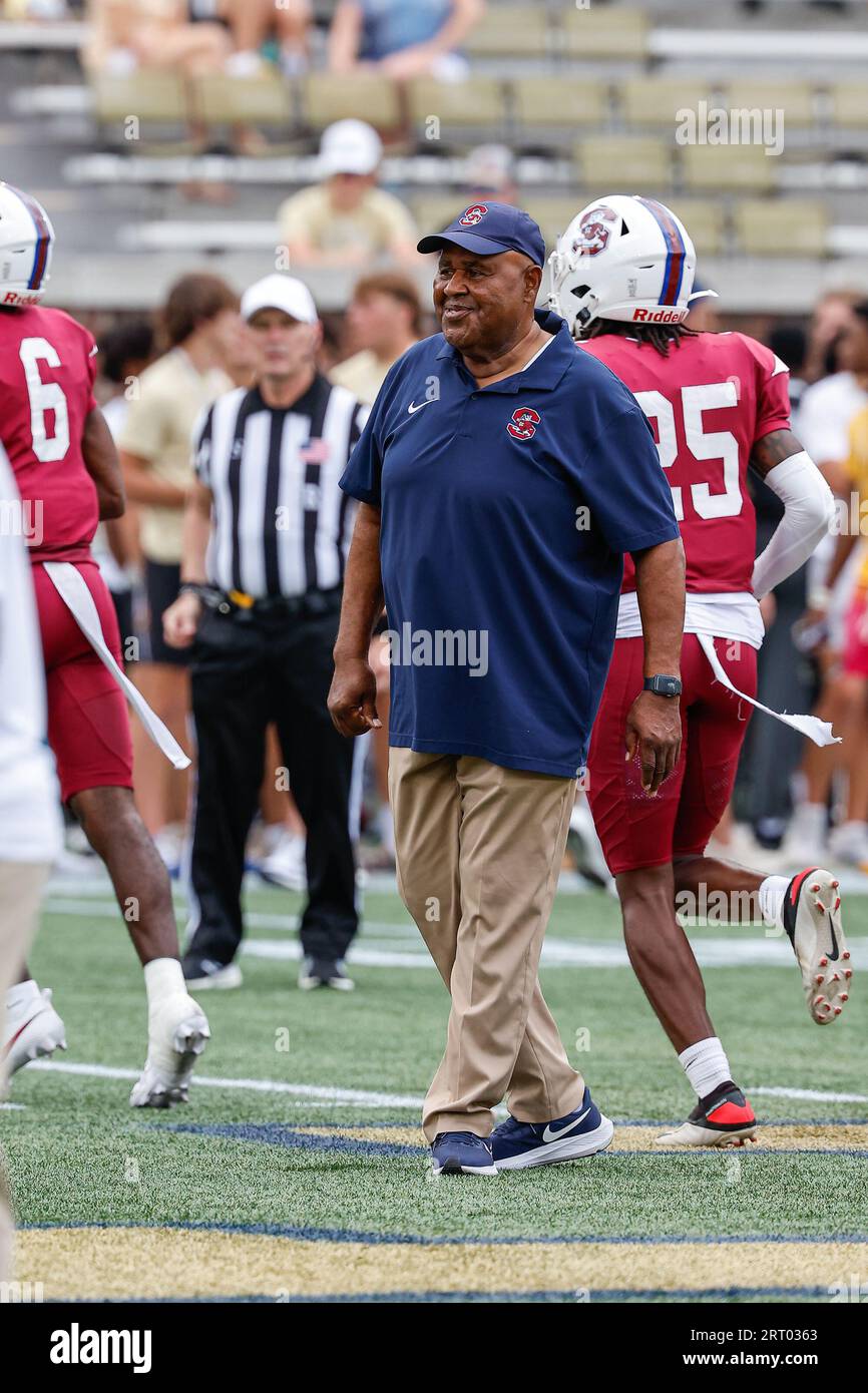 Atlanta, Georgia. September 2023. Vor dem NCAA-Fußballspiel mit den Georgia Tech Yellow Jackets und den South Carolina State Bulldogs spielte Oliver „Buddy“ Pough, Cheftrainer des South Carolina State, im Bobby Dodd Stadium auf dem Campus der Georgia Tech in Atlanta, Georgia. Cecil Copeland/CSM/Alamy Live News Stockfoto