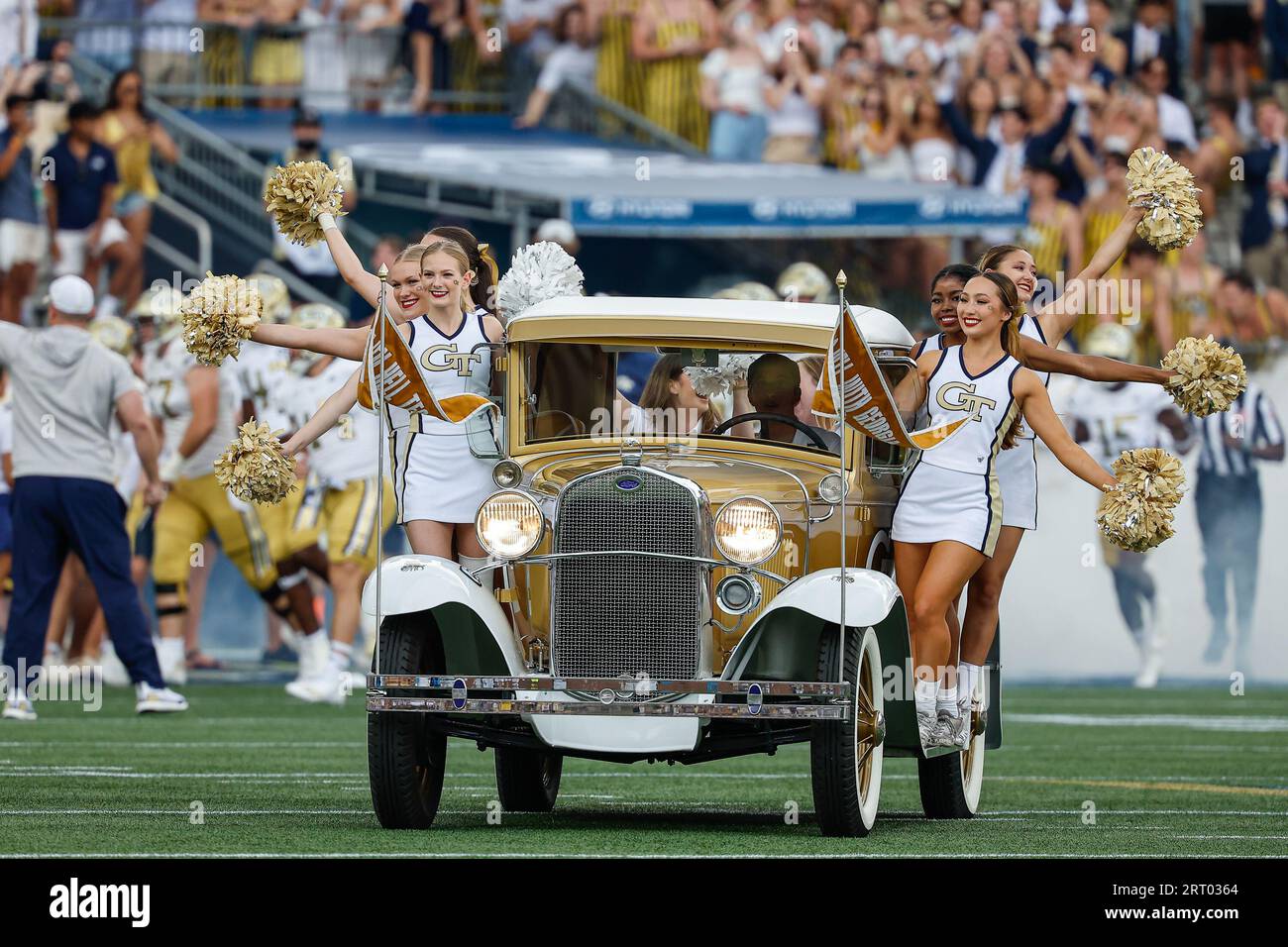 Atlanta, Georgia. September 2023. Das legendäre Georgia Tech Ramblin' Wrack führt die Yellow Jackets zum NCAA-Fußballspiel mit Georgia Tech und den South Carolina State Bulldogs, das im Bobby Dodd Stadium auf dem Campus der Georgia Tech in Atlanta, Georgia, gespielt wird. Cecil Copeland/CSM/Alamy Live News Stockfoto