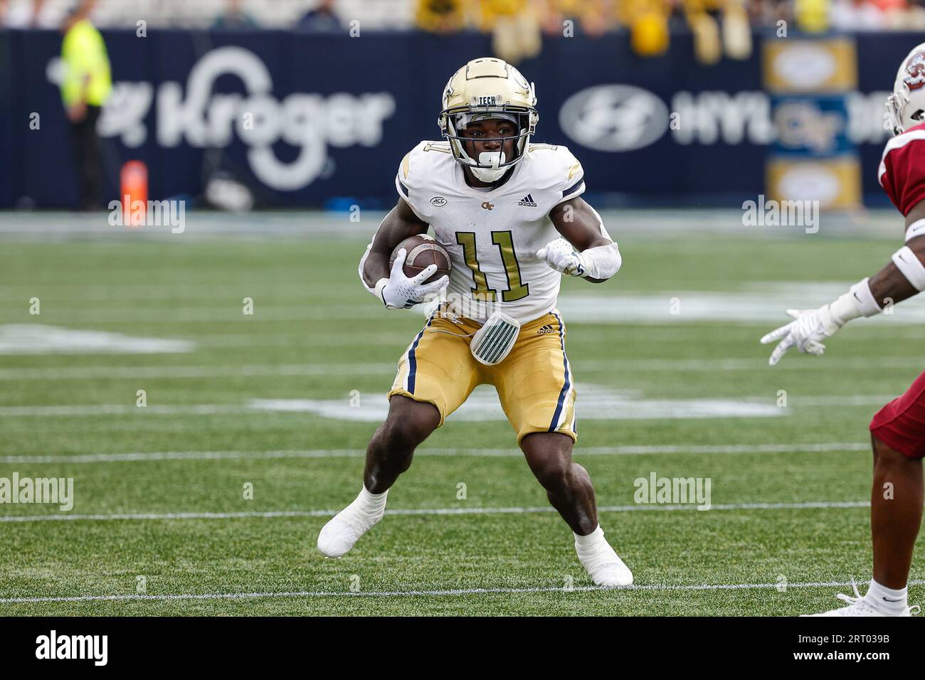 Atlanta, Georgia. September 2023. Jamal Haynes (11) von Georgia Tech sucht beim NCAA-Fußballspiel mit den Georgia Tech Yellow Jackets und den South Carolina State Bulldogs, das im Bobby Dodd Stadium auf dem Campus von Georgia Tech in Atlanta, Georgia, gespielt wird, nach Laufräumen. Cecil Copeland/CSM/Alamy Live News Stockfoto