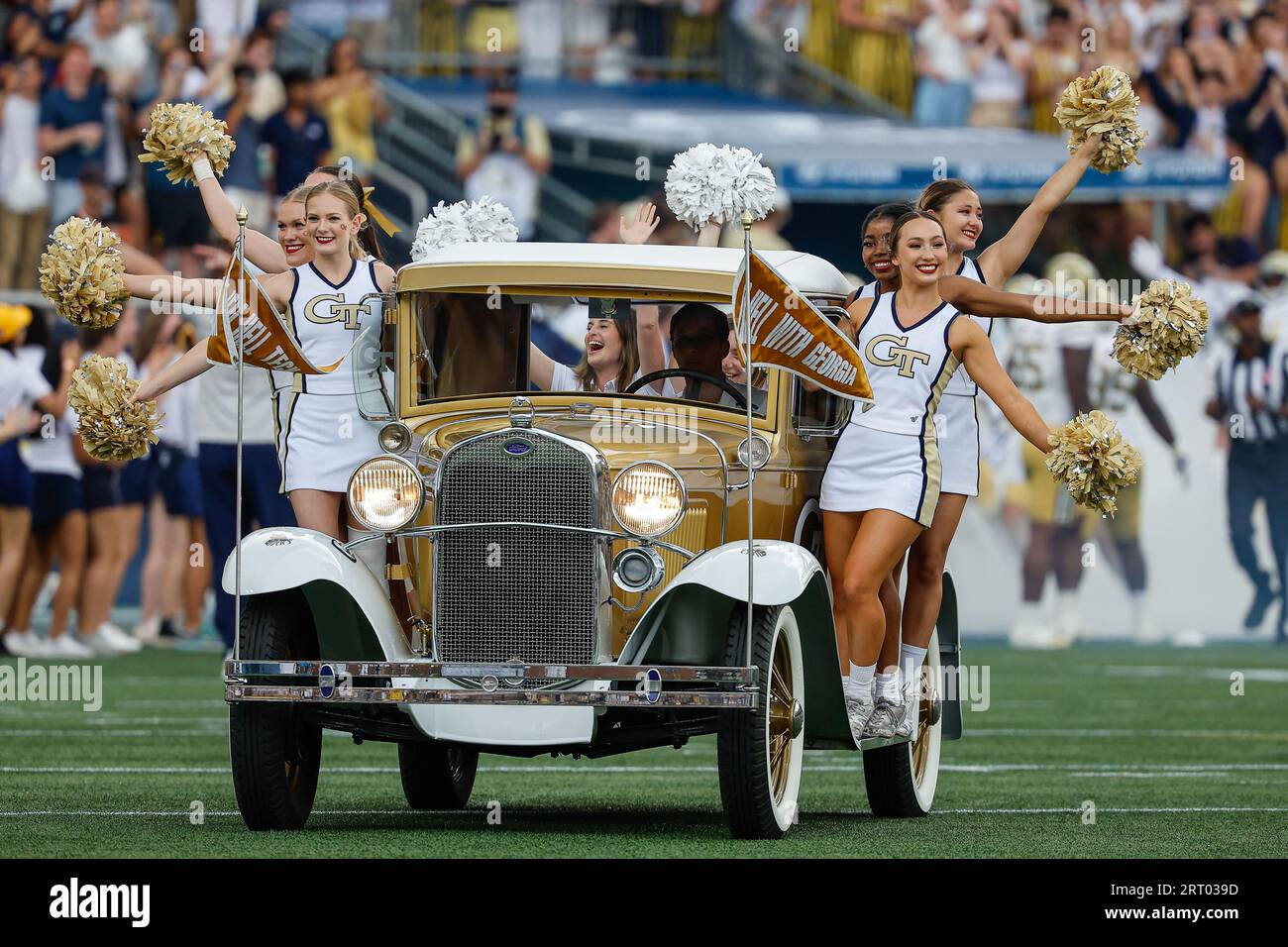 Atlanta, Georgia. September 2023. Das legendäre Georgia Tech Ramblin' Wrack führt die Yellow Jackets zum NCAA-Fußballspiel mit Georgia Tech und den South Carolina State Bulldogs, das im Bobby Dodd Stadium auf dem Campus der Georgia Tech in Atlanta, Georgia, gespielt wird. Cecil Copeland/CSM/Alamy Live News Stockfoto