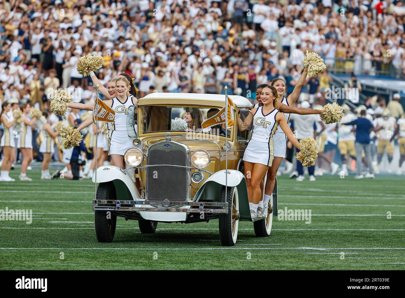Atlanta, Georgia. September 2023. Das legendäre Georgia Tech Ramblin' Wrack führt die Yellow Jackets zum NCAA-Fußballspiel mit Georgia Tech und den South Carolina State Bulldogs, das im Bobby Dodd Stadium auf dem Campus der Georgia Tech in Atlanta, Georgia, gespielt wird. Cecil Copeland/CSM/Alamy Live News Stockfoto