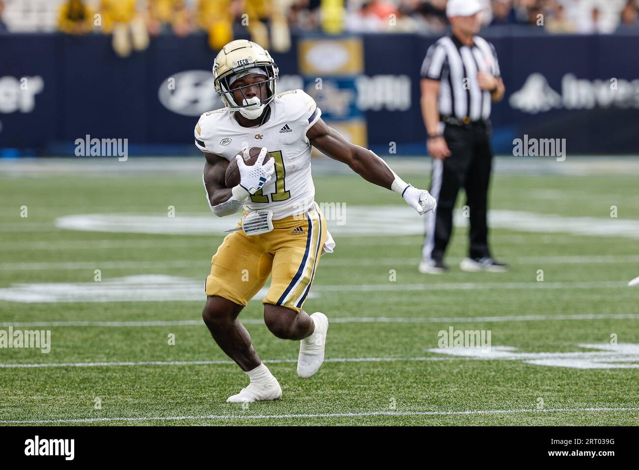 Atlanta, Georgia. September 2023. Jamal Haynes (11) von Georgia Tech sucht beim NCAA-Fußballspiel mit den Georgia Tech Yellow Jackets und den South Carolina State Bulldogs, das im Bobby Dodd Stadium auf dem Campus von Georgia Tech in Atlanta, Georgia, gespielt wird, nach Laufräumen. Cecil Copeland/CSM/Alamy Live News Stockfoto