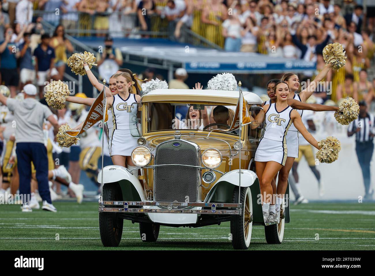 Atlanta, Georgia. September 2023. Das legendäre Georgia Tech Ramblin' Wrack führt die Yellow Jackets zum NCAA-Fußballspiel mit Georgia Tech und den South Carolina State Bulldogs, das im Bobby Dodd Stadium auf dem Campus der Georgia Tech in Atlanta, Georgia, gespielt wird. Cecil Copeland/CSM/Alamy Live News Stockfoto