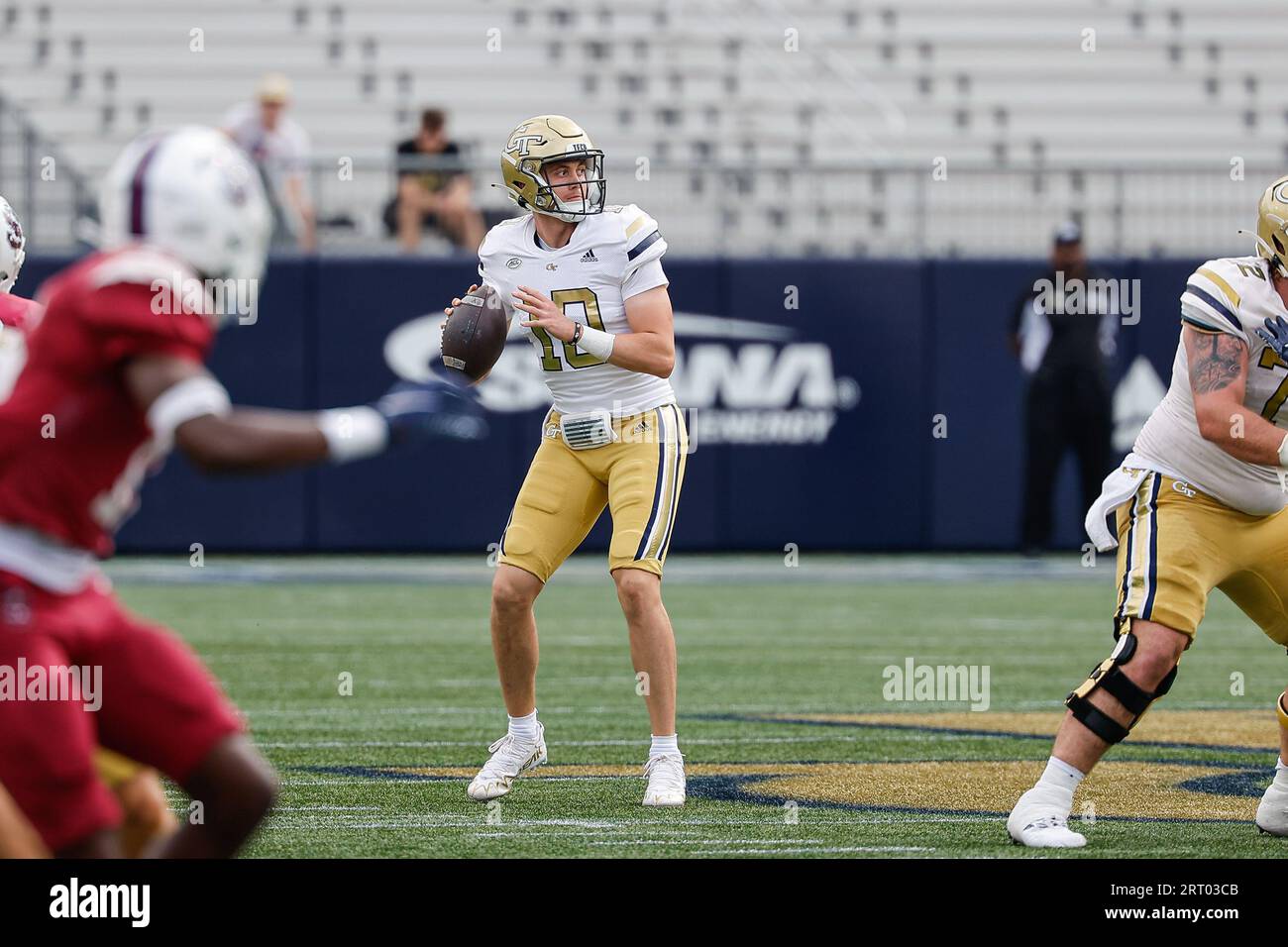 Atlanta, Georgia. September 2023. Haynes King von Georgia Tech (10) sucht nach einem Empfänger während des NCAA-Fußballspiels mit den Georgia Tech Yellow Jackets und den South Carolina State Bulldogs, die im Bobby Dodd Stadium auf dem Campus der Georgia Tech in Atlanta, Georgia, gespielt wurden. Cecil Copeland/CSM/Alamy Live News Stockfoto