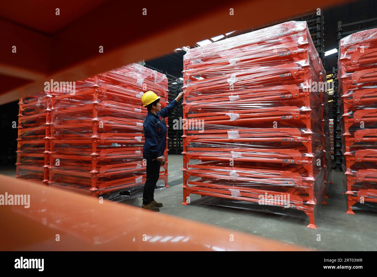 LUANNAN COUNTY, Provinz Hebei, China - 29. September 2020: Arbeiter installieren Reifenständer an der Produktionslinie Stockfoto