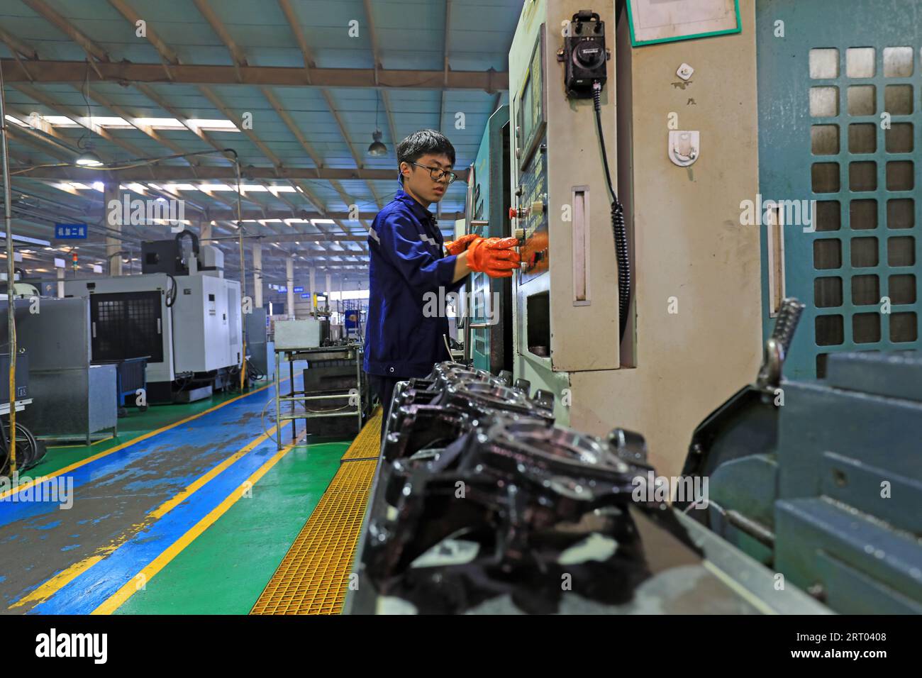 LUANNAN COUNTY, Provinz Hebei, China - 29. September 2020: Arbeiter arbeiten hart an der Produktionslinie des Automobilsicherheitssystems Stockfoto