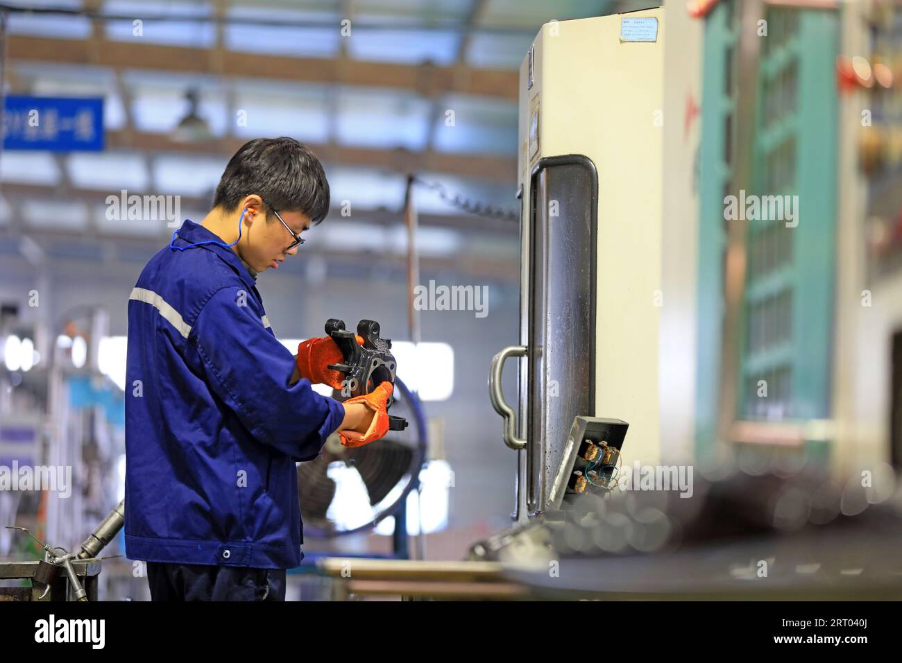 LUANNAN COUNTY, Provinz Hebei, China - 29. September 2020: Arbeiter arbeiten hart an der Produktionslinie des Automobilsicherheitssystems Stockfoto
