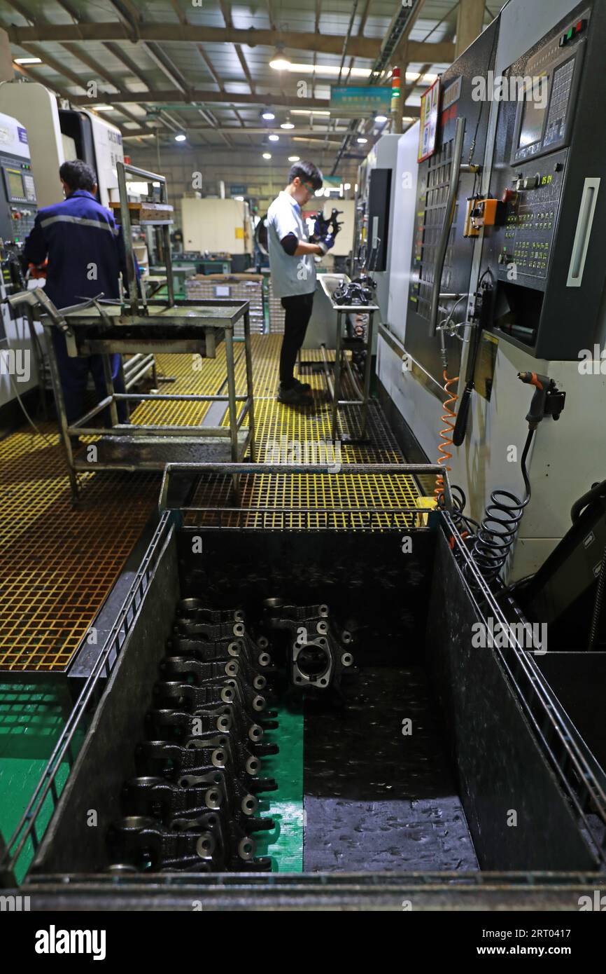 LUANNAN COUNTY, Provinz Hebei, China - 29. September 2020: Arbeiter arbeiten hart an der Produktionslinie des Automobilsicherheitssystems Stockfoto