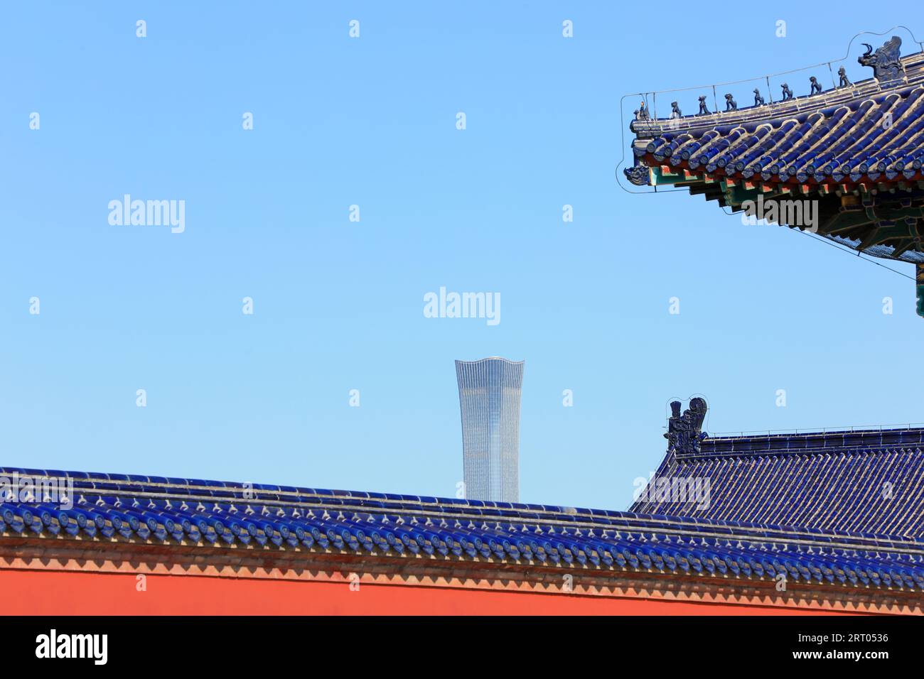 Peking, China - 5. Oktober 2020: Eine Ecke der Halle des Betens für das neue Jahr in Peking und moderne chinesische Architektur Stockfoto