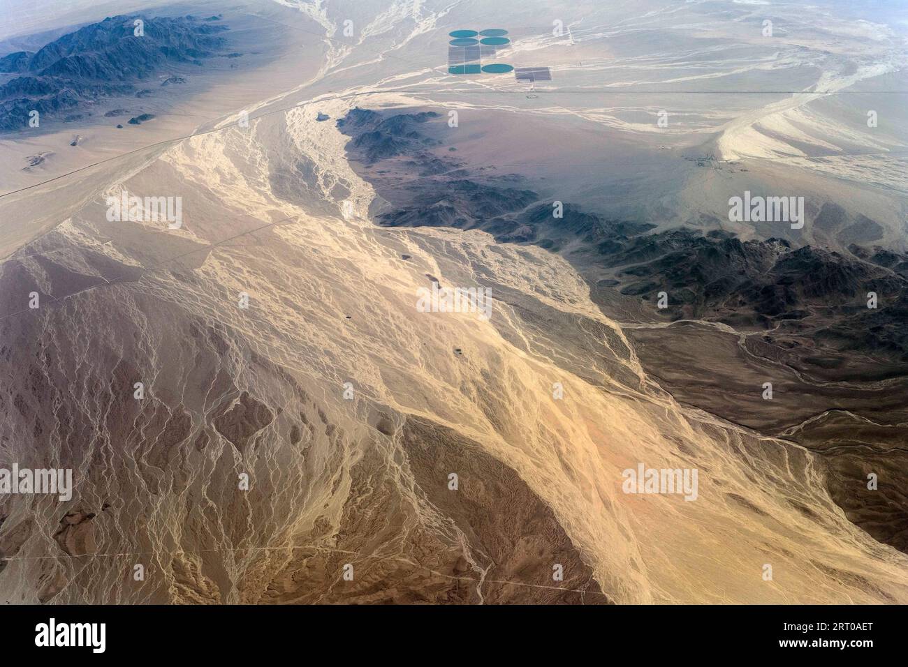 Über Utah, USA. September 2023. Landschaftsaufnahmen aus einem Flugzeugfenster, etwa 30.000 Meter über dem Westen während einer Reise von Denver nach Los Angeles. (Foto: © Brian Cahn/ZUMA Press Wire) NUR REDAKTIONELLE VERWENDUNG! Nicht für kommerzielle ZWECKE! Stockfoto