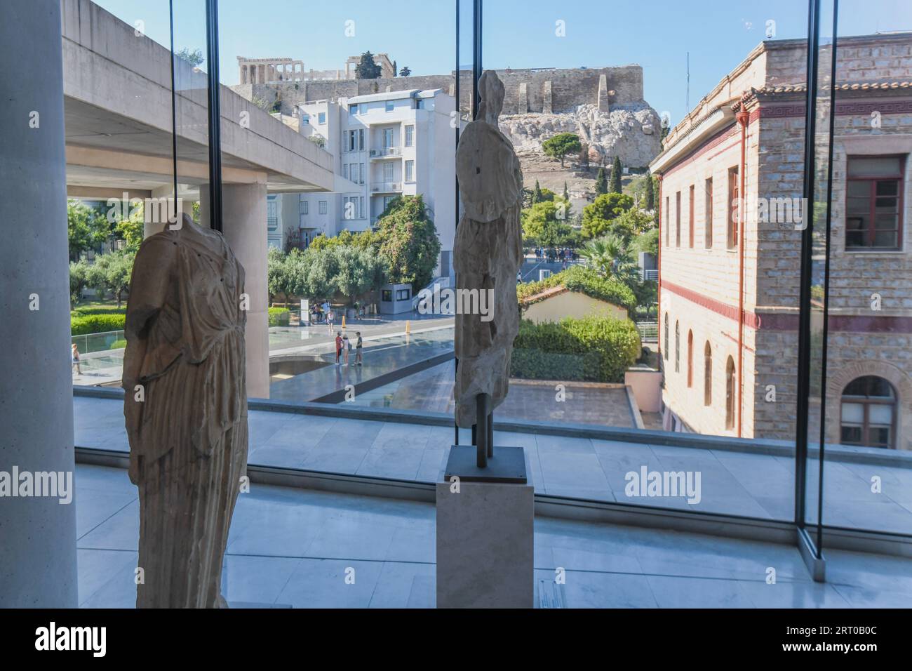 Akropolis-Museum, mit dem Parthenon im Hintergrund. Athen, Griechenland Stockfoto