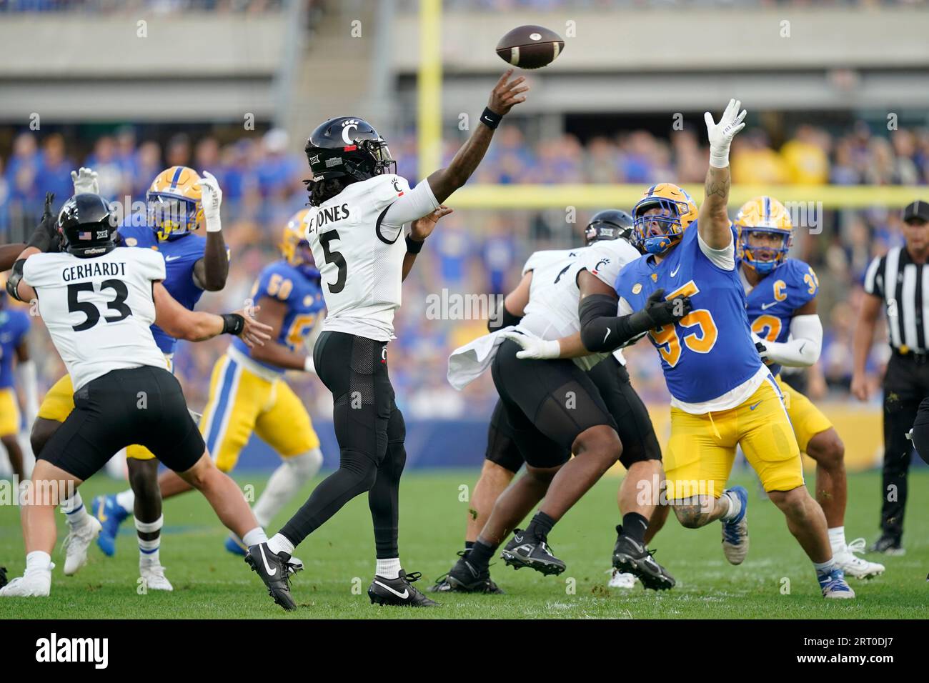 Pittsburgh, PA, USA. September 2023. 9. September 2023: Emory Jones #5 während des Spiels der University of Pittsburgh Panthers gegen die University of Cincinnati Bearcats in Pittsburgh PA im Acrisure Stadium. Brook Ward/AMG. (Bild: © AMG/AMG über ZUMA Press Wire) NUR REDAKTIONELLE VERWENDUNG! Nicht für kommerzielle ZWECKE! Stockfoto