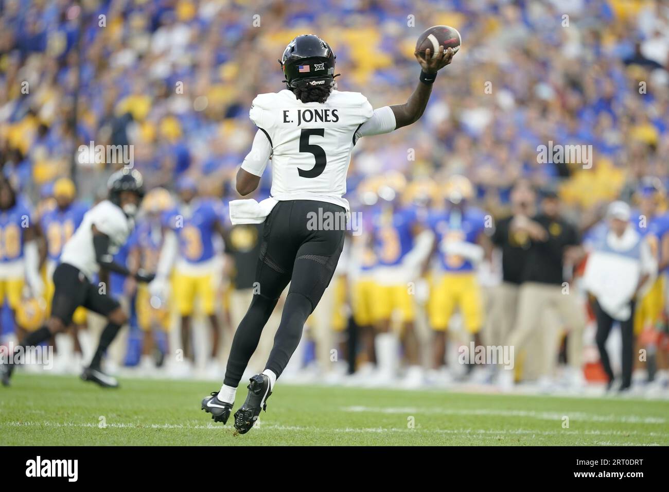 Pittsburgh, PA, USA. September 2023. 9. September 2023: Emory Jones #5 während des Spiels der University of Pittsburgh Panthers gegen die University of Cincinnati Bearcats in Pittsburgh PA im Acrisure Stadium. Brook Ward/AMG. (Bild: © AMG/AMG über ZUMA Press Wire) NUR REDAKTIONELLE VERWENDUNG! Nicht für kommerzielle ZWECKE! Stockfoto