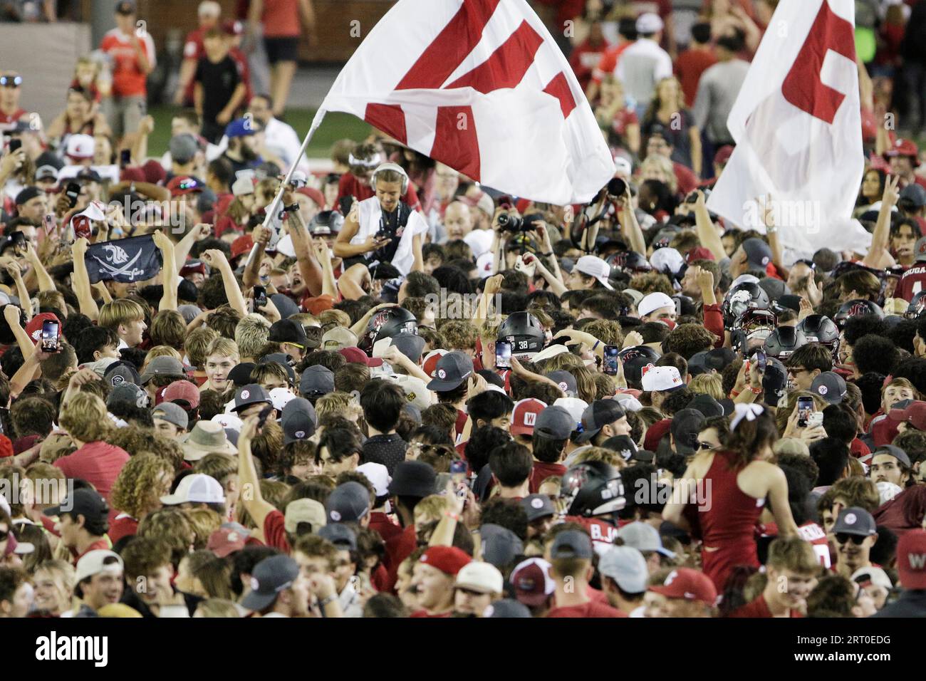 Washington State fans and players celebrate on the field after team's win over Wisconsin in an NCAA college football game, Saturday, Sept. 9, 2023, in Pullman, Wash. (AP Photo/Young Kwak) Stockfoto