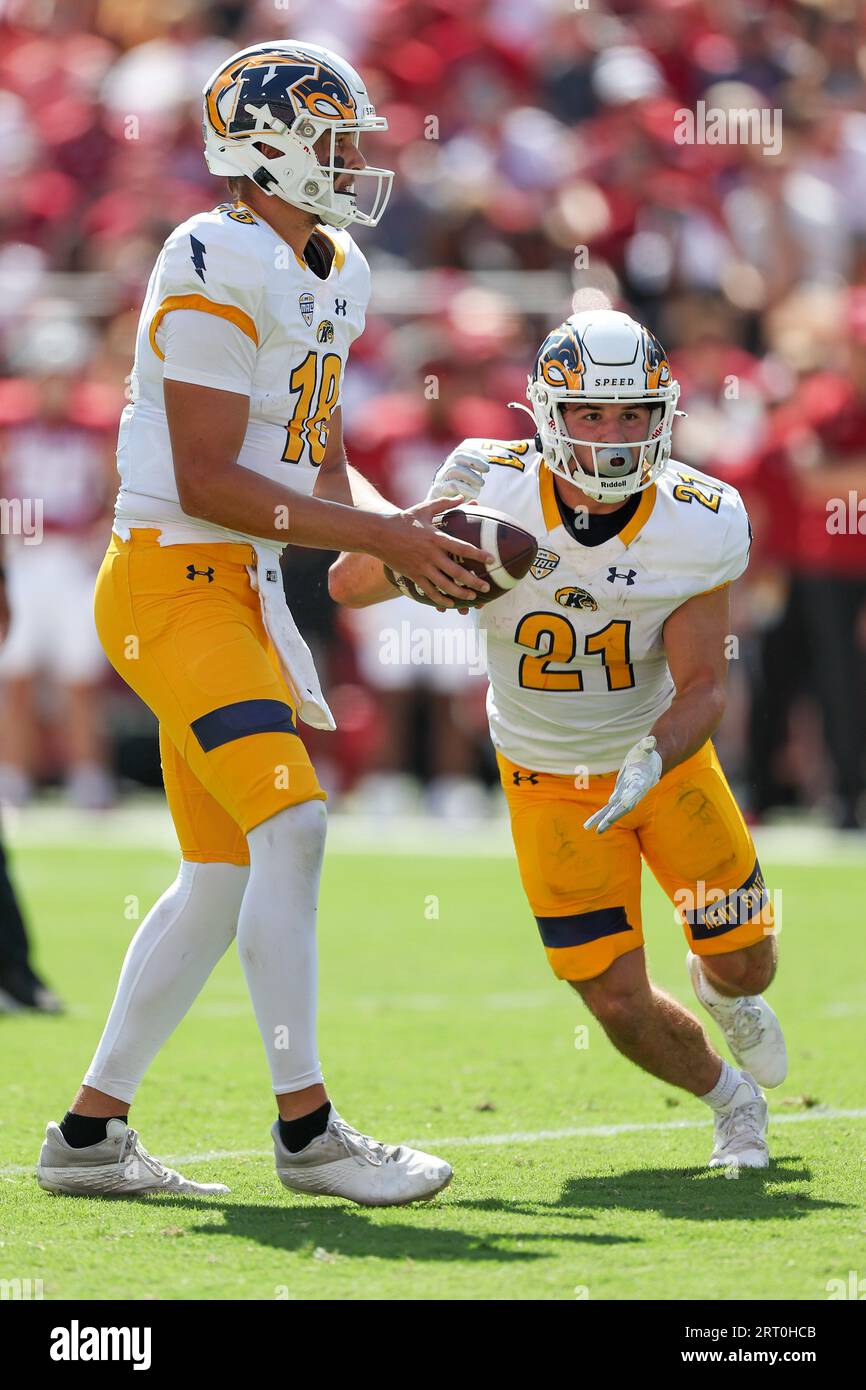 9. September 2023: Golden Flashs Running Back Gavin Garcia #21 steht im Einklang mit seinem QB Mike Alaimo #18. Arkansas besiegte Kent St. 28-6 in Fayetteville, AR. Richey Miller/CSM Stockfoto