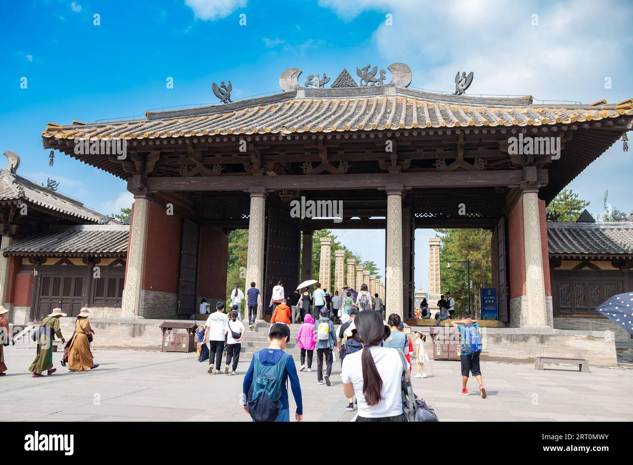 Datong Shanxi China-1. August 2023: Menschen betreten den Eingang der Yungang Grotten. Stockfoto