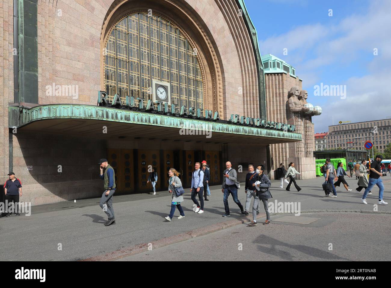 Helsinki, Finnland - 5. September 2023: Menschen außerhalb des Helsinki Central Railway Station Building. Stockfoto