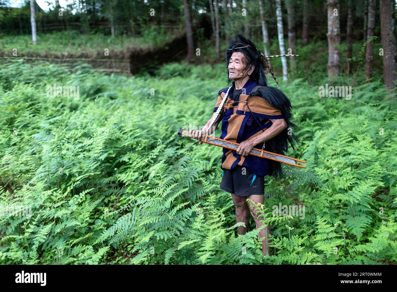 Ood Apatani Stammesschaman mit traditionellem Ritualhut, Pelz und Messer, Arunachal Pradesh Stockfoto