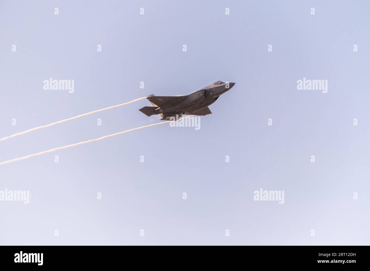 F-35-Kampfflugzeug, das in den Himmel fliegt Stockfoto