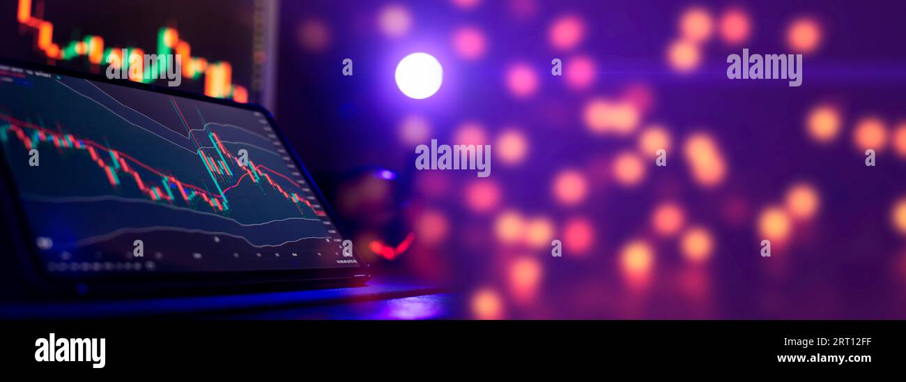 Holographisches Diagramm auf dem Tisch mit Computerhintergrund. Konzept des Finanzsektors Stockfoto