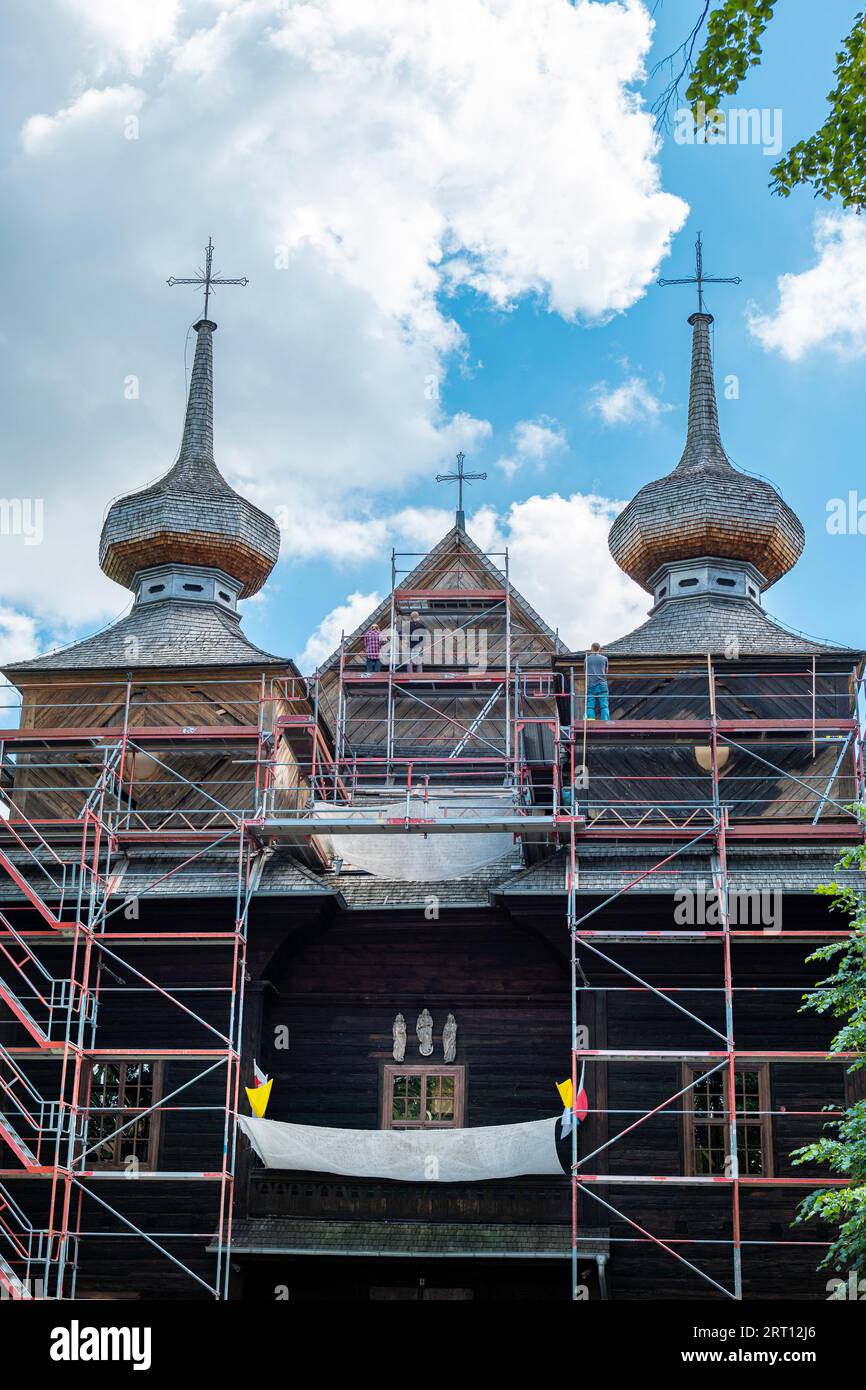 Tomaszow Lubelski, Polen - 11. August 2023: Pfarrkirche St. Verkündigung der seligen Jungfrau Maria. Historische Holzkirche im Barockstil Stockfoto