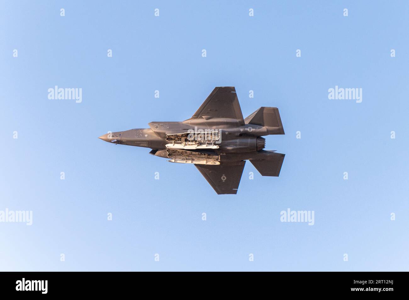 Ein F-35-Kampfflugzeug mit offenen Waffenschächten Stockfoto