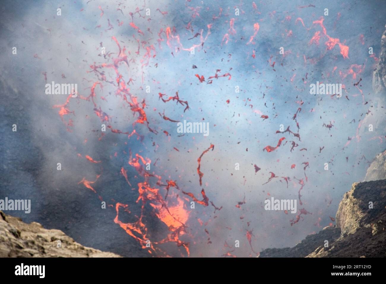 Lava bricht im Krater des Mount Yasur, Tanna Island, Vanuatu aus Stockfoto