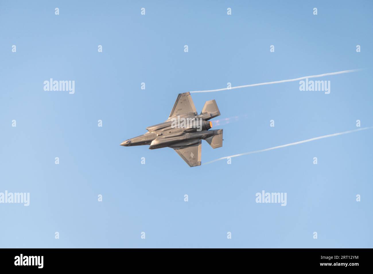 F-35-Kampfflugzeug, das in den Himmel fliegt Stockfoto