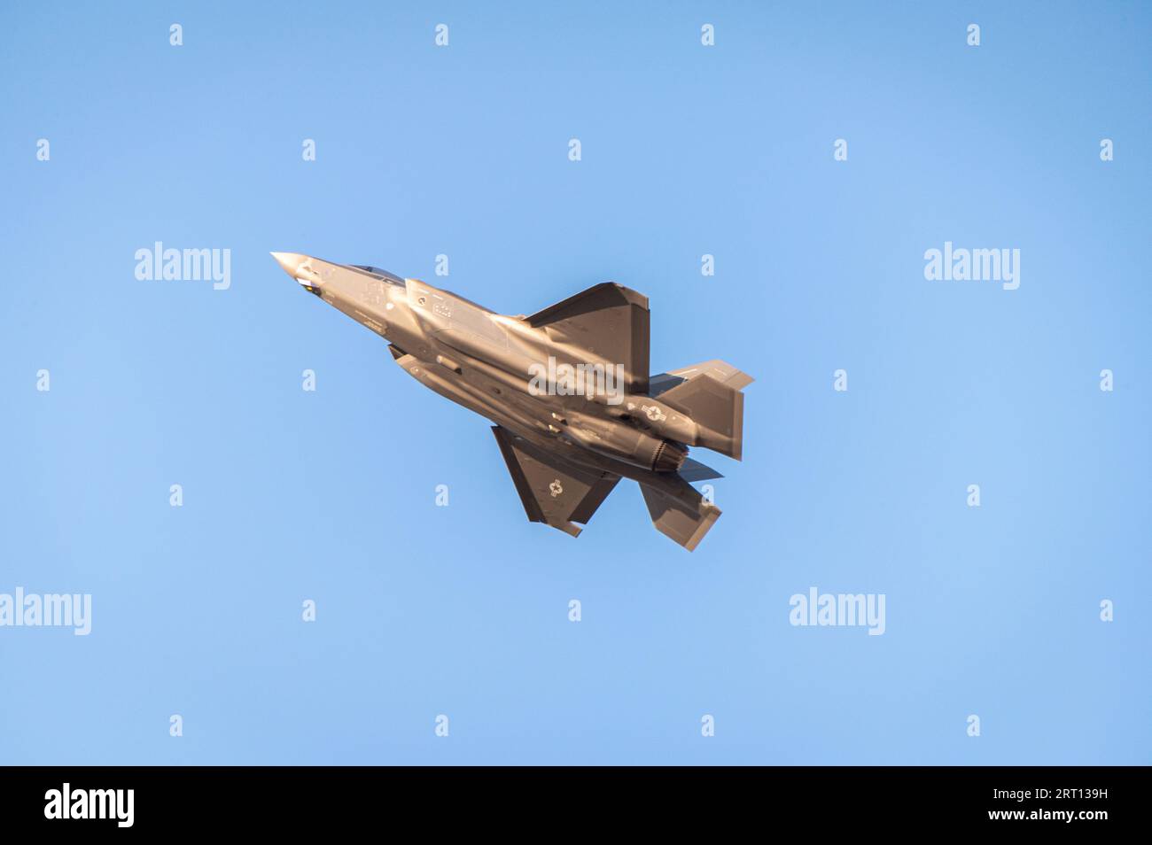 F-35-Kampfflugzeug, das in den Himmel fliegt Stockfoto